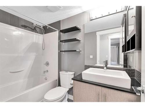 1403-11 Mahogany Row Se, Calgary, AB - Indoor Photo Showing Bathroom