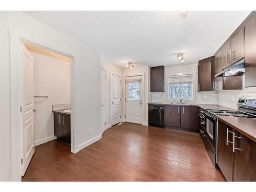 1703-2445 Kingsland Road Se, Airdrie, AB - Indoor Photo Showing Kitchen