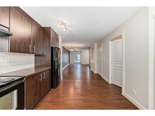 1703-2445 Kingsland Road Se, Airdrie, AB - Indoor Photo Showing Kitchen