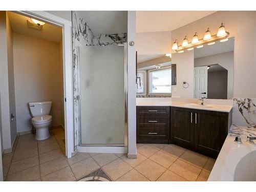 8 Arbour Glen Close Nw, Calgary, AB - Indoor Photo Showing Bathroom