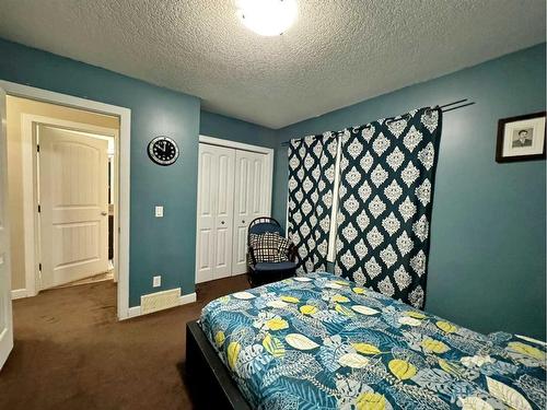 168 Saddlebrook Circle Ne, Calgary, AB - Indoor Photo Showing Bedroom