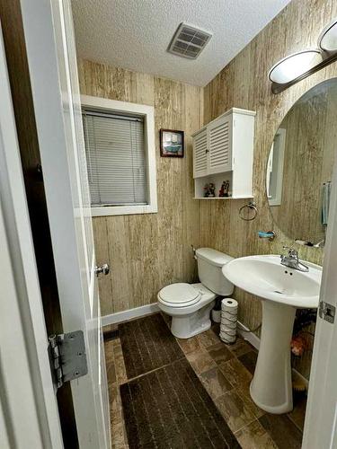 168 Saddlebrook Circle Ne, Calgary, AB - Indoor Photo Showing Bathroom