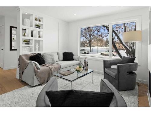 715 49 Avenue Sw, Calgary, AB - Indoor Photo Showing Living Room