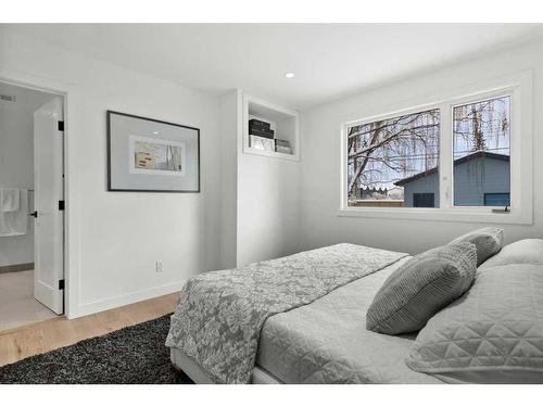 715 49 Avenue Sw, Calgary, AB - Indoor Photo Showing Bedroom