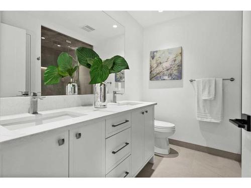 715 49 Avenue Sw, Calgary, AB - Indoor Photo Showing Bathroom