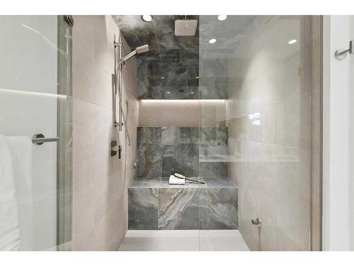 715 49 Avenue Sw, Calgary, AB - Indoor Photo Showing Bathroom