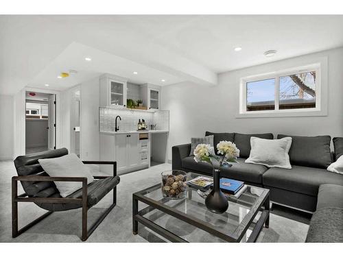 715 49 Avenue Sw, Calgary, AB - Indoor Photo Showing Living Room