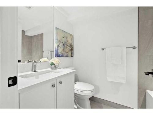 715 49 Avenue Sw, Calgary, AB - Indoor Photo Showing Bathroom