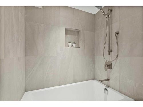 715 49 Avenue Sw, Calgary, AB - Indoor Photo Showing Bathroom