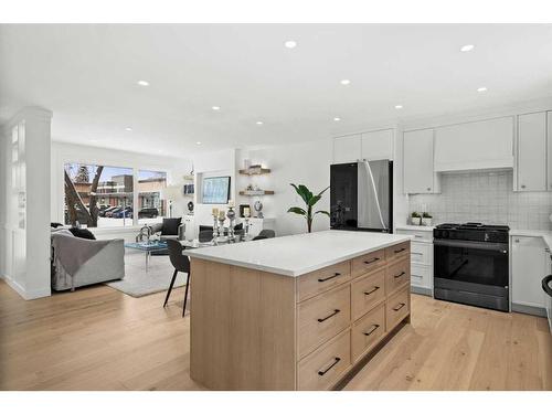 715 49 Avenue Sw, Calgary, AB - Indoor Photo Showing Kitchen With Upgraded Kitchen