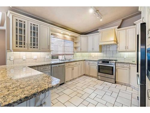 307 Wildwood Drive Sw, Calgary, AB - Indoor Photo Showing Kitchen With Upgraded Kitchen