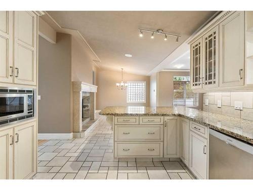 307 Wildwood Drive Sw, Calgary, AB - Indoor Photo Showing Kitchen