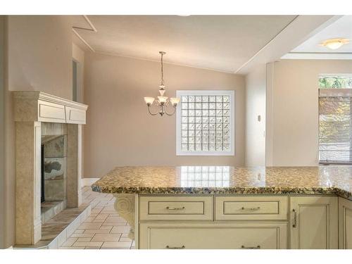 307 Wildwood Drive Sw, Calgary, AB - Indoor Photo Showing Kitchen