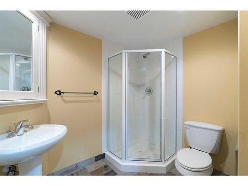 307 Wildwood Drive Sw, Calgary, AB - Indoor Photo Showing Bathroom