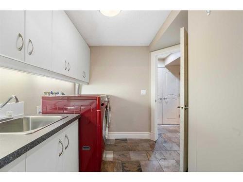 307 Wildwood Drive Sw, Calgary, AB - Indoor Photo Showing Kitchen