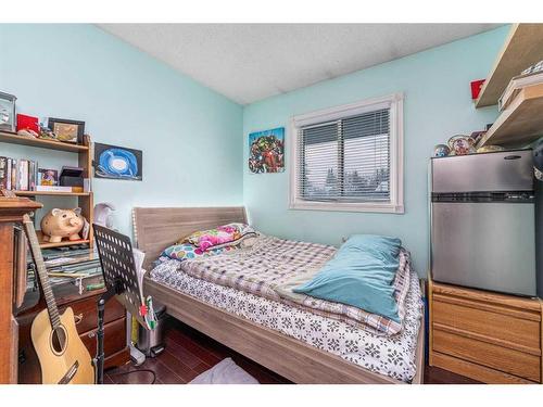 314 Olympia Crescent Se, Calgary, AB - Indoor Photo Showing Bedroom