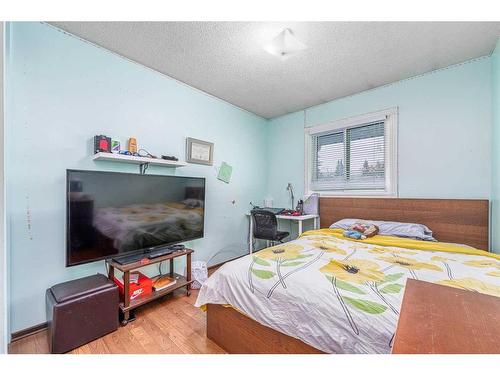 314 Olympia Crescent Se, Calgary, AB - Indoor Photo Showing Bedroom