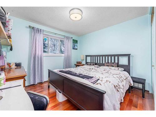 314 Olympia Crescent Se, Calgary, AB - Indoor Photo Showing Bedroom