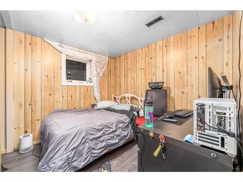 314 Olympia Crescent Se, Calgary, AB - Indoor Photo Showing Bedroom