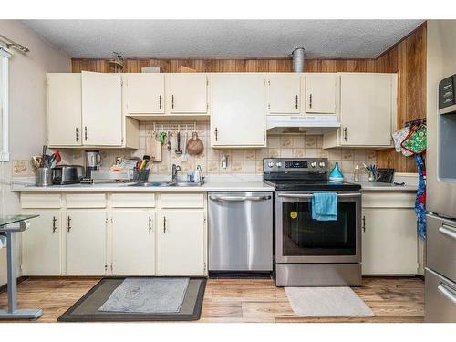 314 Olympia Crescent Se, Calgary, AB - Indoor Photo Showing Kitchen With Stainless Steel Kitchen