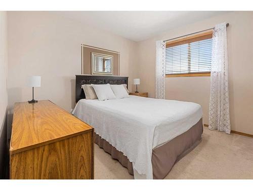 161 Country Hills Way Nw, Calgary, AB - Indoor Photo Showing Bedroom