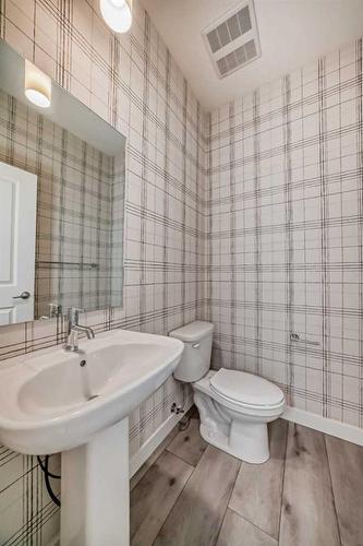 210 Alpine Avenue Sw, Calgary, AB - Indoor Photo Showing Bathroom