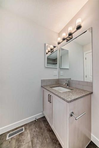 210 Alpine Avenue Sw, Calgary, AB - Indoor Photo Showing Bathroom