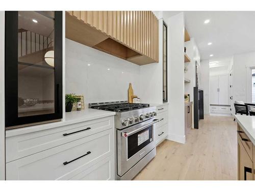 2112 Broadview Road Nw, Calgary, AB - Indoor Photo Showing Kitchen With Upgraded Kitchen