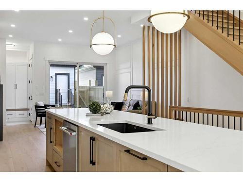 2112 Broadview Road Nw, Calgary, AB - Indoor Photo Showing Kitchen With Upgraded Kitchen