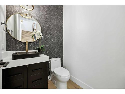 2112 Broadview Road Nw, Calgary, AB - Indoor Photo Showing Bathroom