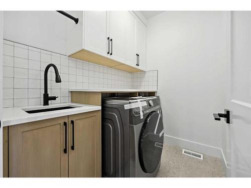 2112 Broadview Road Nw, Calgary, AB - Indoor Photo Showing Laundry Room