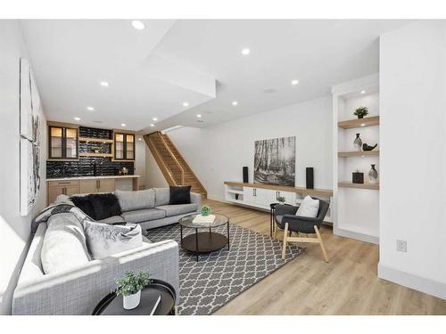 2112 Broadview Road Nw, Calgary, AB - Indoor Photo Showing Living Room