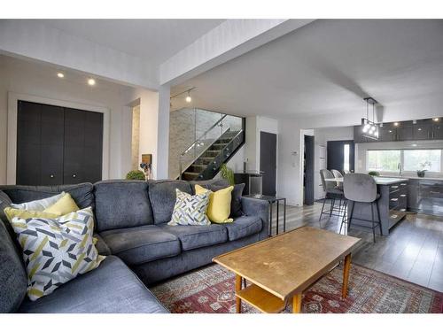 352 33 Avenue Ne, Calgary, AB - Indoor Photo Showing Living Room