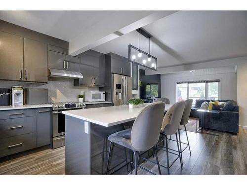 352 33 Avenue Ne, Calgary, AB - Indoor Photo Showing Kitchen With Stainless Steel Kitchen With Upgraded Kitchen