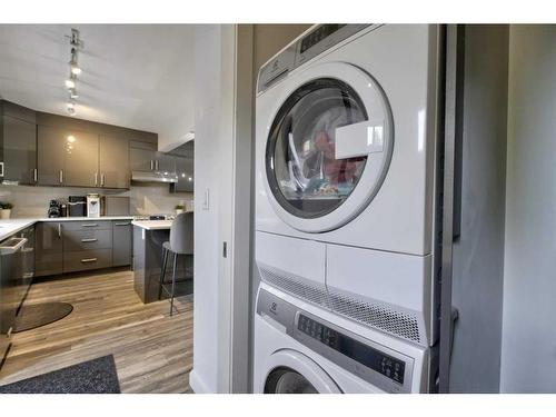 352 33 Avenue Ne, Calgary, AB - Indoor Photo Showing Laundry Room