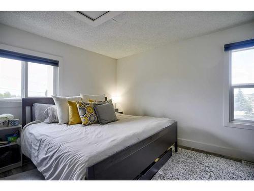 352 33 Avenue Ne, Calgary, AB - Indoor Photo Showing Bedroom