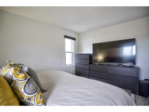 352 33 Avenue Ne, Calgary, AB - Indoor Photo Showing Bedroom