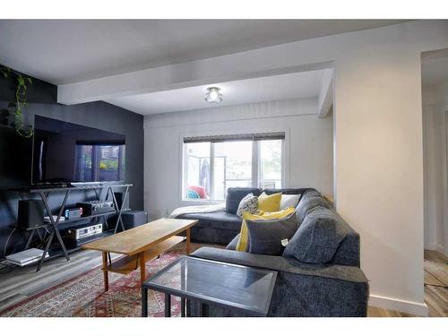 352 33 Avenue Ne, Calgary, AB - Indoor Photo Showing Living Room