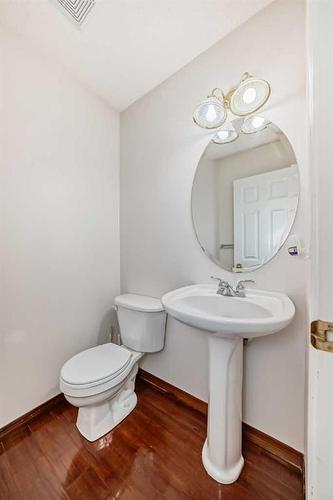 37 Somerside Crescent Sw, Calgary, AB - Indoor Photo Showing Bathroom