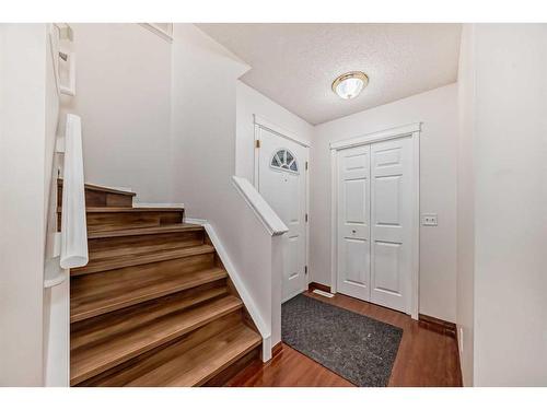 37 Somerside Crescent Sw, Calgary, AB - Indoor Photo Showing Other Room