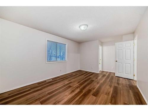 37 Somerside Crescent Sw, Calgary, AB - Indoor Photo Showing Other Room