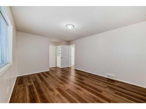 37 Somerside Crescent Sw, Calgary, AB - Indoor Photo Showing Other Room