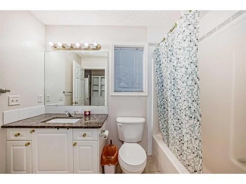 37 Somerside Crescent Sw, Calgary, AB - Indoor Photo Showing Bathroom