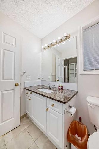 37 Somerside Crescent Sw, Calgary, AB - Indoor Photo Showing Bathroom