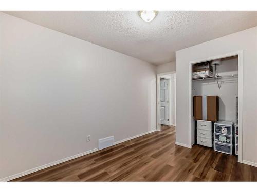 37 Somerside Crescent Sw, Calgary, AB - Indoor Photo Showing Other Room