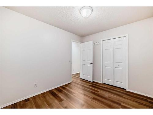 37 Somerside Crescent Sw, Calgary, AB - Indoor Photo Showing Other Room