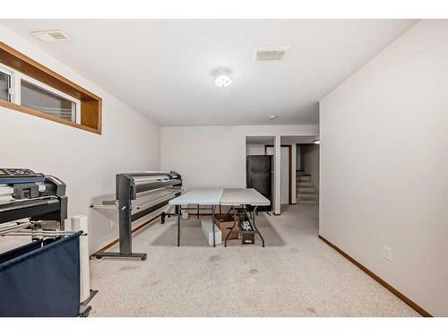 37 Somerside Crescent Sw, Calgary, AB - Indoor Photo Showing Other Room