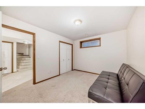 37 Somerside Crescent Sw, Calgary, AB - Indoor Photo Showing Other Room