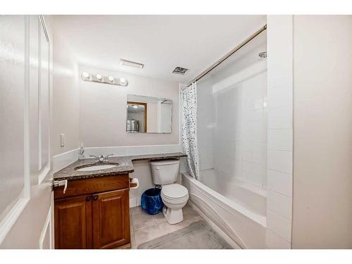 37 Somerside Crescent Sw, Calgary, AB - Indoor Photo Showing Bathroom