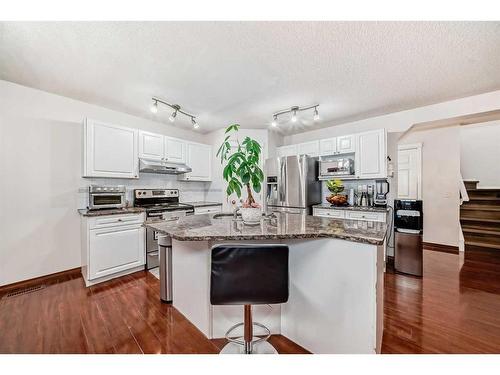 37 Somerside Crescent Sw, Calgary, AB - Indoor Photo Showing Kitchen With Upgraded Kitchen